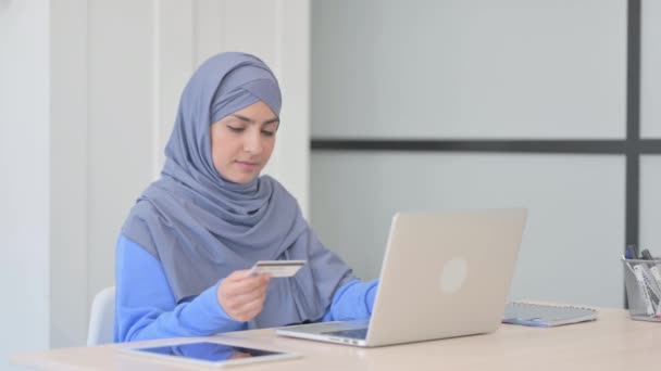 Çevrimiçi Ödeme Başarısızlığından Üzülen Müslüman Kadın — Stok video