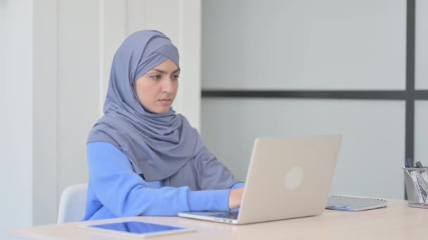 Muslimische Frau Hijab Lächelt Während Der Arbeit Laptop Die Kamera — Stockvideo