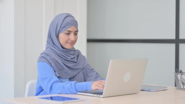 Daumen Hoch Von Muslimischer Frau Hijab Auf Laptop — Stockvideo
