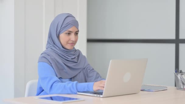Muslimische Frau Hijab Verleugnet Während Sie Laptop Arbeitet — Stockvideo
