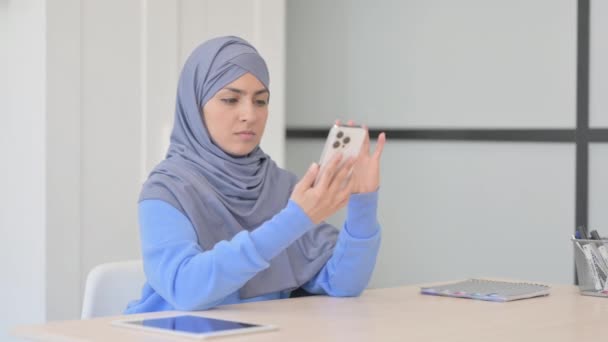 Muslimische Frau Hijab Telefoniert Bei Der Arbeit — Stockvideo
