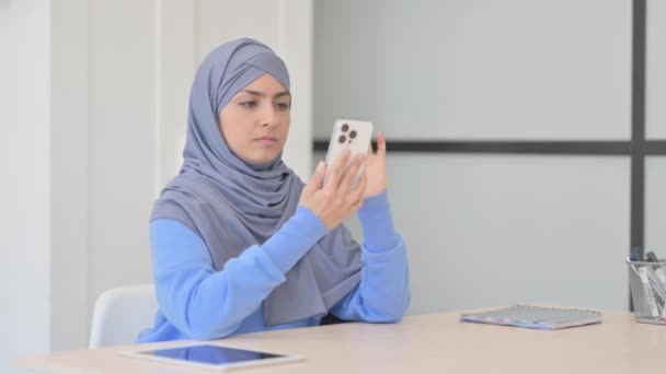Μουσουλμάνα Γυναίκα Μαντίλα Μιλάει Στο Τηλέφωνο Στη Δουλειά — Αρχείο Βίντεο