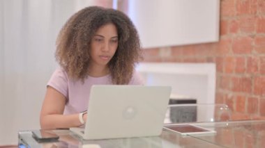 Baş ağrısı olan Afrikalı Amerikalı Kadın Laptop üzerinde çalışıyor