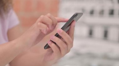 Akıllı Telefon Kullanarak Kadın Eli 'ni Kapat