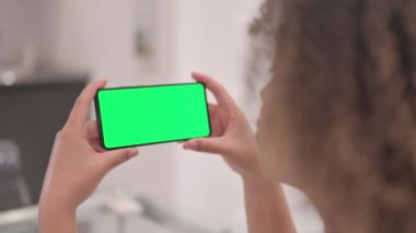 Kroma Anahtar Ekranlı Afrika kökenli Amerikalı Kadın Tutma Telefonu