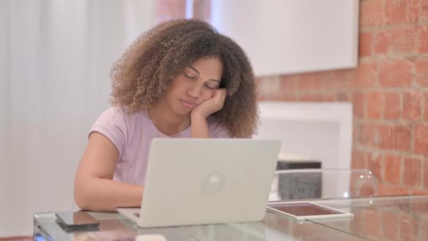 Unavená Afroameričanka Spí Doma Potřebují Odpočinek — Stock video