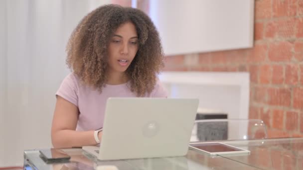 Africký Americký Žena Kašel Práce Notebooku — Stock video