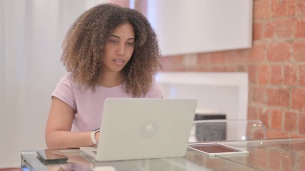 Africká Americká Žena Bolestí Zad Pracující Notebooku — Stock video
