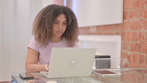 Africká Americká Žena Slaví Úspěch Notebooku — Stock video