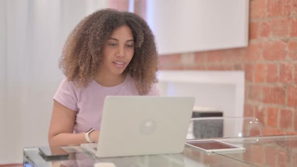 Afroamerikanerin Führt Online Videochat Auf Laptop — Stockvideo