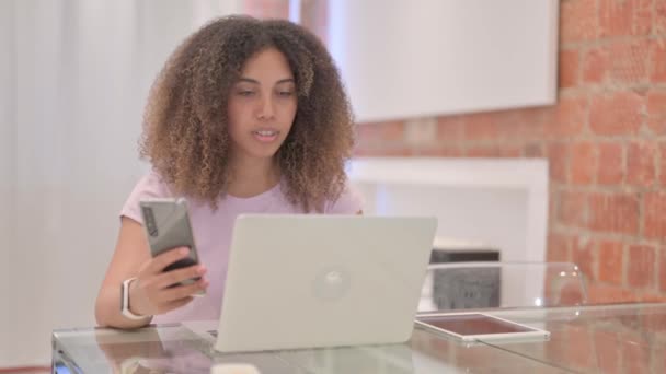 Africká Americká Žena Pomocí Notebooku Smartphone — Stock video