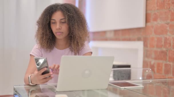 Afro Amerikaanse Vrouw Praten Telefoon Het Werk — Stockvideo