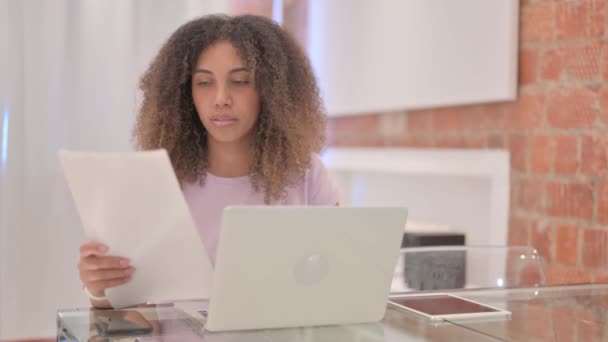 Mulher Afro Americana Comemorando Sucesso Contrato Enquanto Trabalhava Laptop — Vídeo de Stock