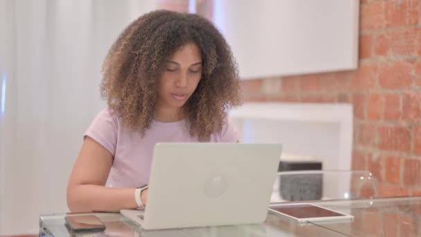 Africká Americká Žena Pracující Notebooku Při Pohledu Kameru — Stock video