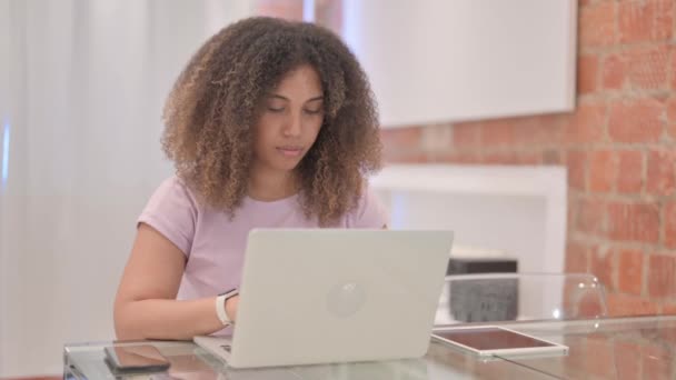 Não Rejeitando Mulher Afro Americana Acenando Com Dedo Trabalho — Vídeo de Stock