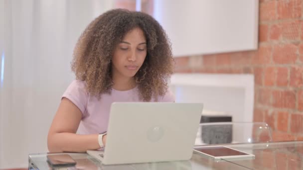 Sorprendido Mujer Afroamericana Trabajando Ordenador Portátil — Vídeo de stock