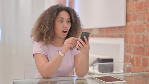 Afectado Mujer Afroamericana Sorprenden Teléfono Inteligente — Vídeo de stock