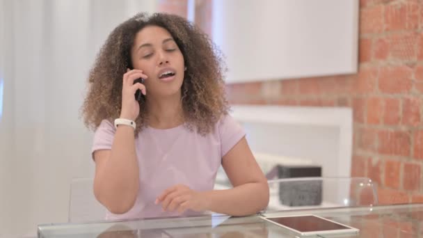 Афроамериканка Разговаривает Телефону — стоковое видео