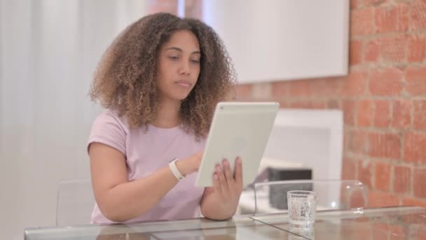 Mulher Africano Americana Alegre Usando Tablet — Vídeo de Stock