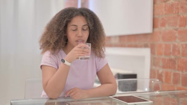 African American Woman Dricka Vatten Hemma — Stockvideo