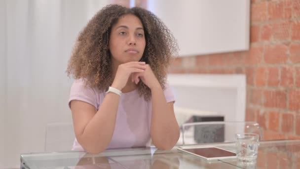 Omtänksam Afroamerikansk Kvinna Tänker Nya Idéer — Stockvideo