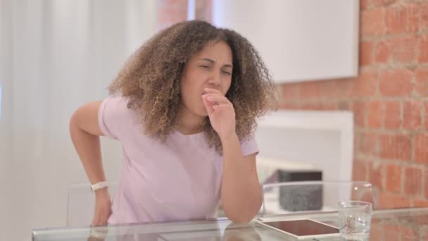 Afroamerikanerin Sitzt Mit Rückenschmerzen Hause — Stockvideo