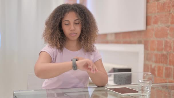 Αφρικανική American Woman Χρησιμοποιώντας Smart Watch Στο Σπίτι — Αρχείο Βίντεο