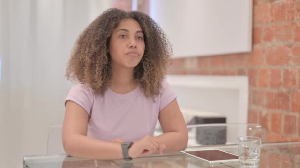 Väntar Afroamerikansk Kvinna Kontrollera Tid Handleden Titta — Stockvideo