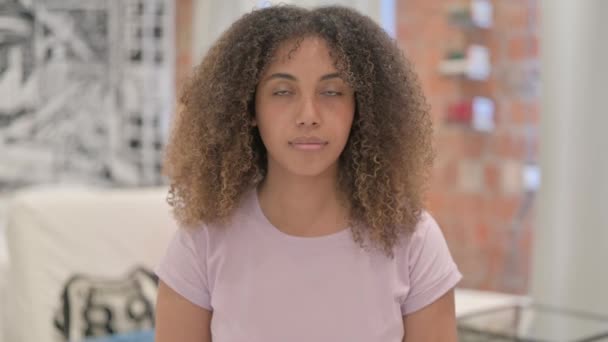 Porträt Einer Ernsthaften Afroamerikanerin Die Die Kamera Blickt — Stockvideo