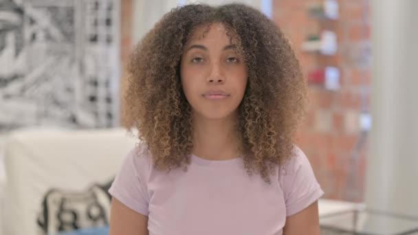 受け入れで頭を振るアフリカ系アメリカ人女性の肖像 — ストック動画