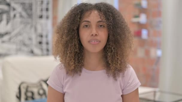 Porträt Einer Wütenden Afroamerikanerin Die Streitet Und Kämpft — Stockvideo