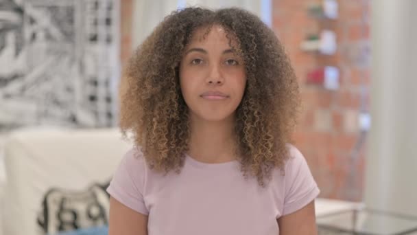 紧张的非洲裔美国女人沮丧尖叫的肖像 — 图库视频影像