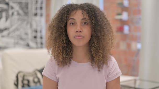機会を探しているアフリカ系アメリカ人女性の肖像 — ストック動画