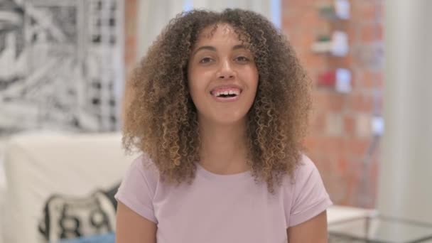 チームのための興奮アフリカ系アメリカ人女性の拍手の肖像 — ストック動画