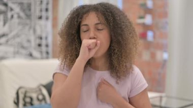 Evde Öksüren Afro-Amerikan Hasta Kadın Portresi