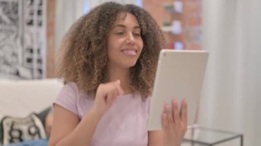 Tablette Video Sohbeti Yapan Afrikalı Amerikalı Kadın Portresi
