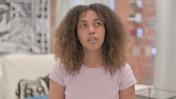 Porträt Einer Afroamerikanerin Mit Neuer Idee — Stockvideo