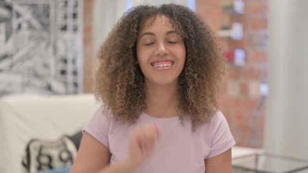 Mujer Afroamericana Haciendo Video Chat Línea — Vídeo de stock