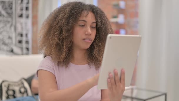 Πορτρέτο Της Αφρικανικής Αμερικής Γυναίκα Χρησιμοποιώντας Tablet Computer — Αρχείο Βίντεο