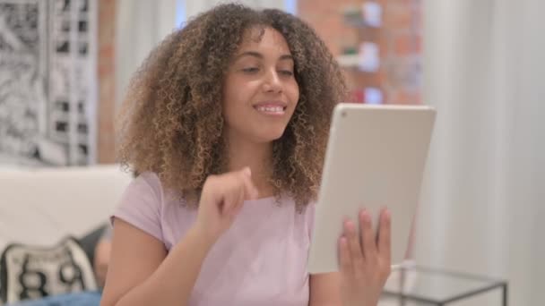 Portrét Afroamerické Ženy Která Dělá Video Chat Tabletu — Stock video