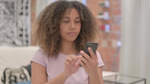 Portretul Unei Femei Afro Americane Sărbătorește Succesul Smartphone — Videoclip de stoc