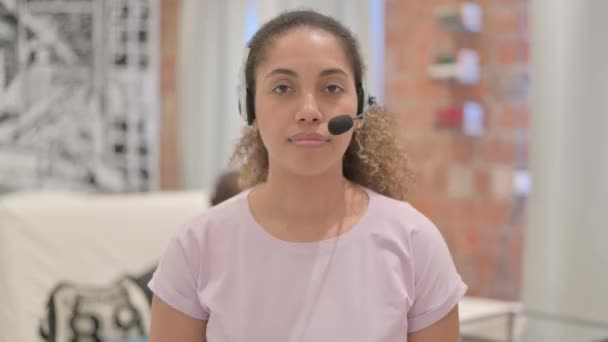 Duimen Omhoog Door Afro Amerikaanse Vrouw Met Headset Call Centre — Stockvideo