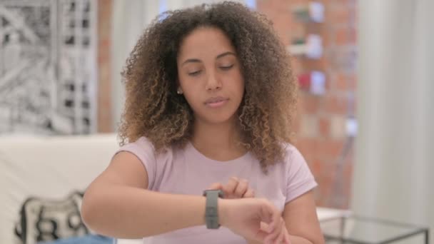 Ritratto Donna Afroamericana Che Utilizza Smartwatch — Video Stock