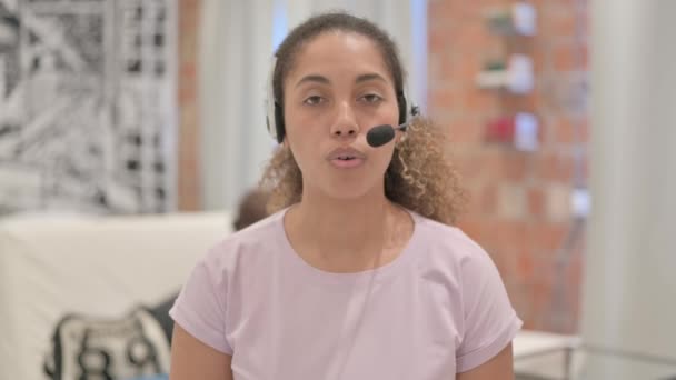 Πορτρέτο Της Αφρικανικής Αμερικής Γυναίκα Ακουστικά Μιλώντας Τον Πελάτη — Αρχείο Βίντεο