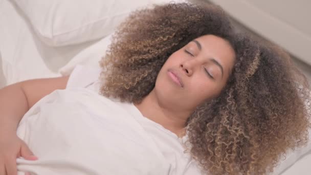 Mujer Afroamericana Cansada Durmiendo Cama Casa — Vídeos de Stock