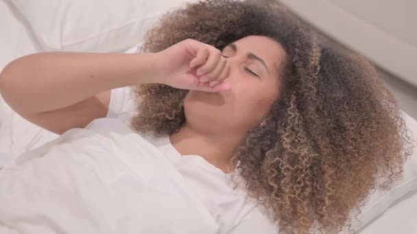 Больной Афроамериканка Кашляет Лежит Постели — стоковое видео