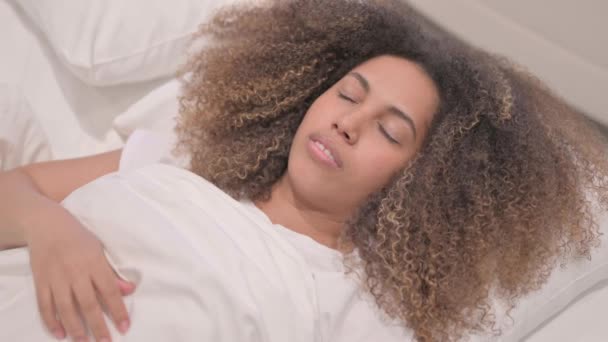 Mujer Afroamericana Despertando Dejando Cama — Vídeos de Stock