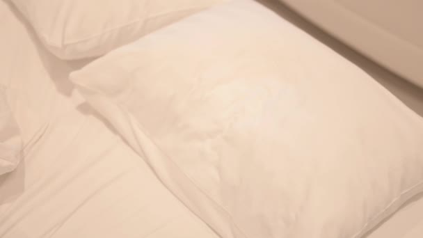 Cansada Mujer Afroamericana Acostada Cama Para Dormir — Vídeo de stock