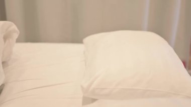 Yorgun Afro-Amerikan Kadın Yatağa Giderken Görüntü