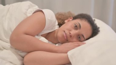 Ciddi Afro-Amerikan Kadın Yatakta Yan Yatıyor